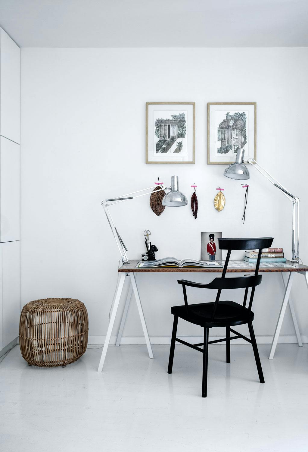 I Frederikkes kreative hjørne Kontor med svart stol fra Ikea, litografier og arbeidslamper i sølv